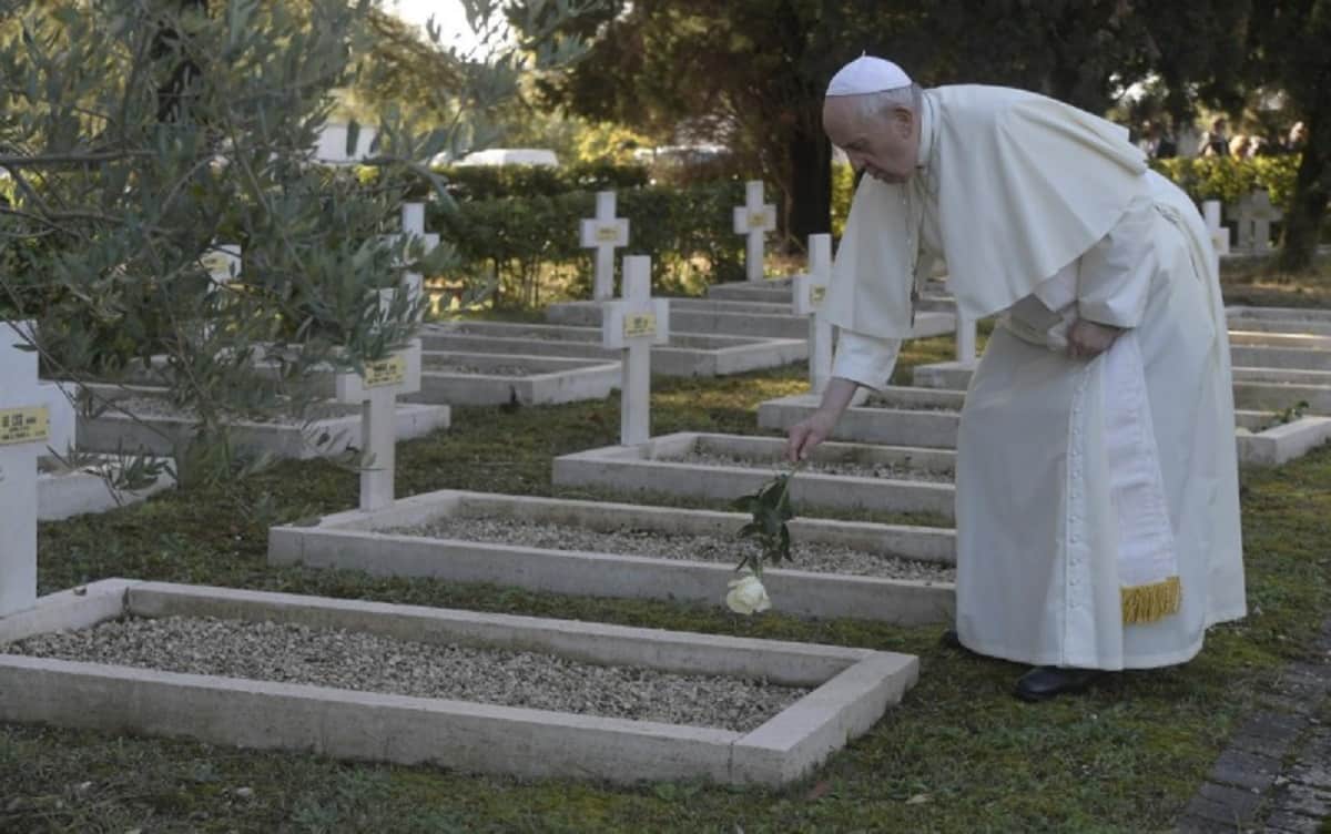El Papa deja una flor en una tumba del cementerio militar francés de Roma