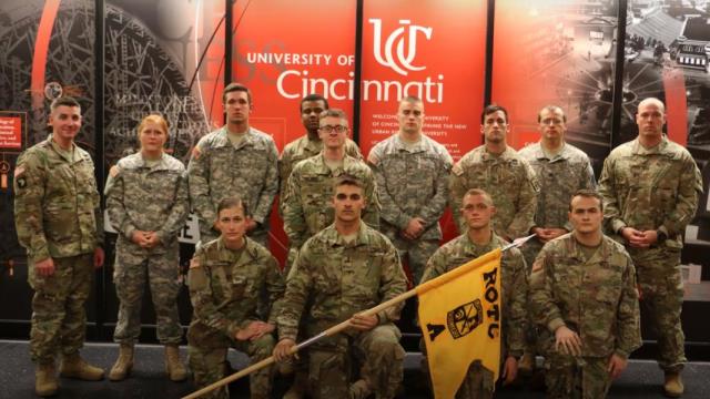 Miembros de la unidad ROTC de Cincinnati.