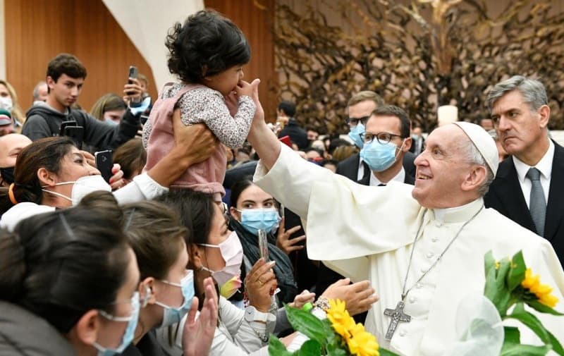 El Papa saluda a una niña en la audiencia general