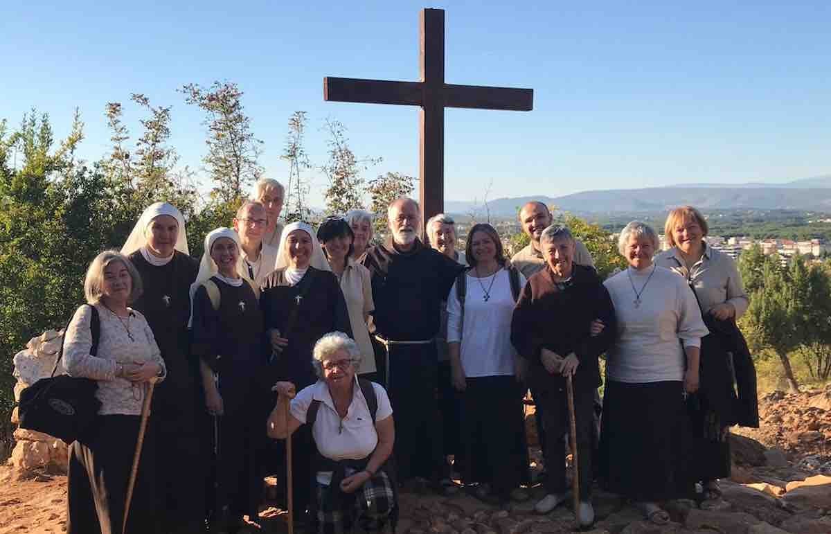 Cristoforo Amanzi en Medjugorje junto a unas religiosas