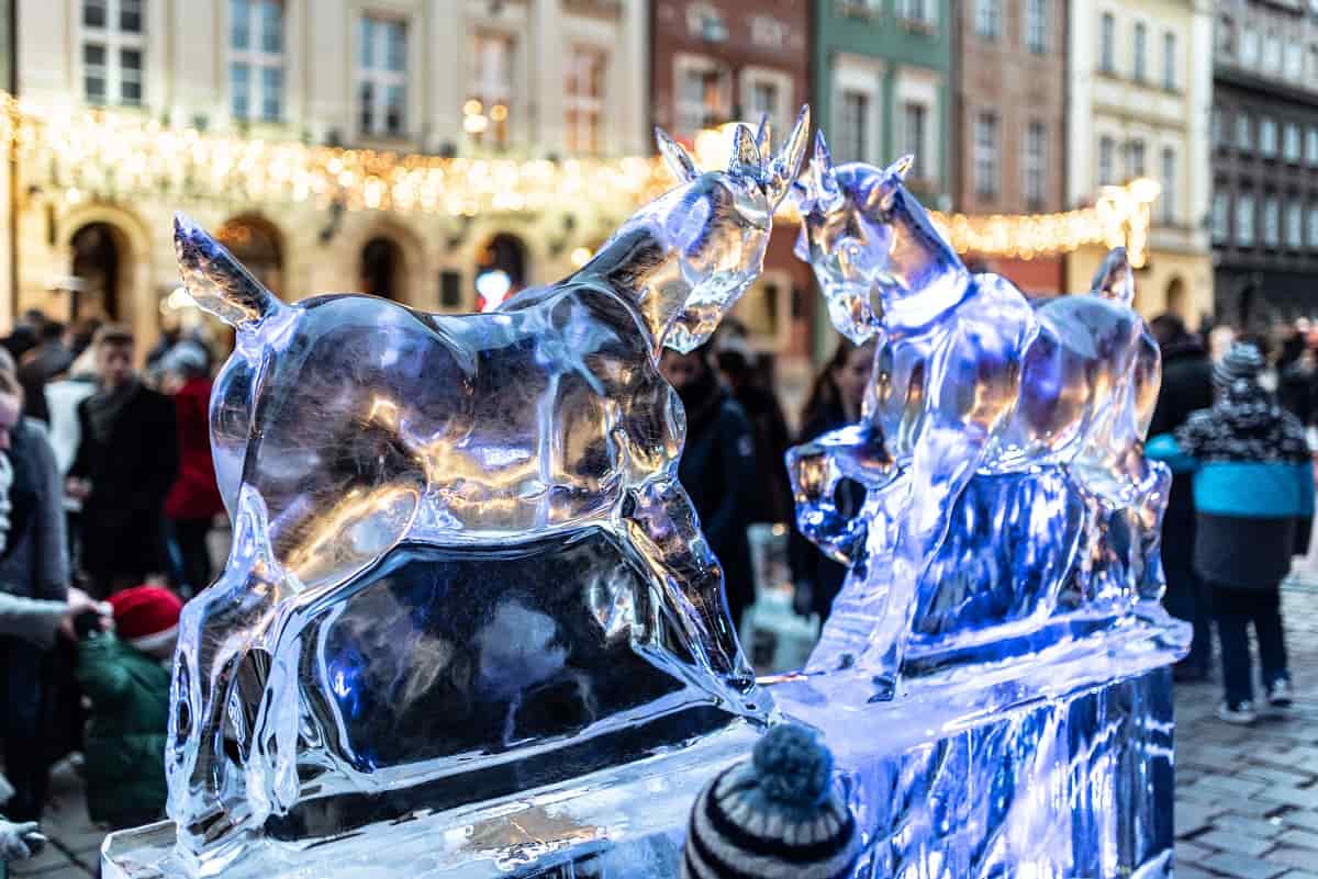 Esculturas de hielo que se suelen ver en la Navidad en Poznan