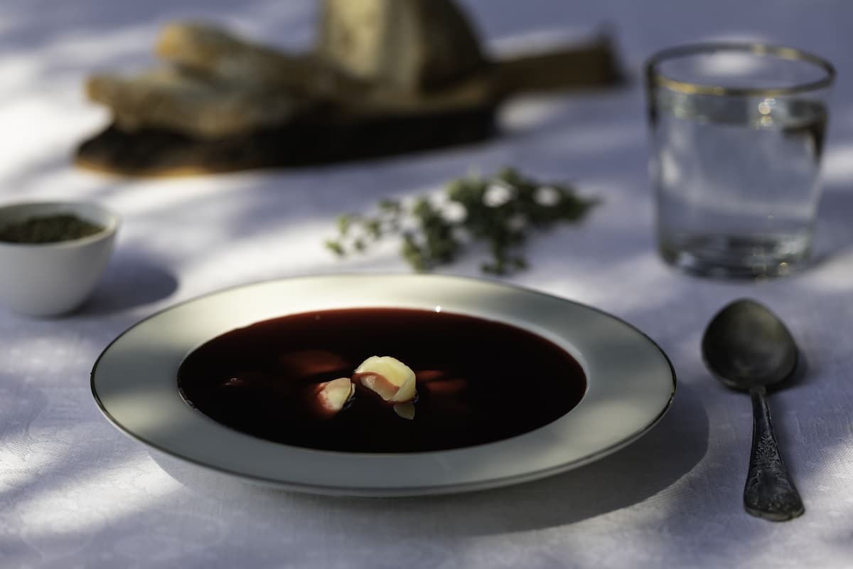 La barszcz, la sopa de remolacha, es muy tradicional en la Navidad polaca