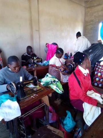 Hombres y mujeres de Chad aprendiendo a tejer.