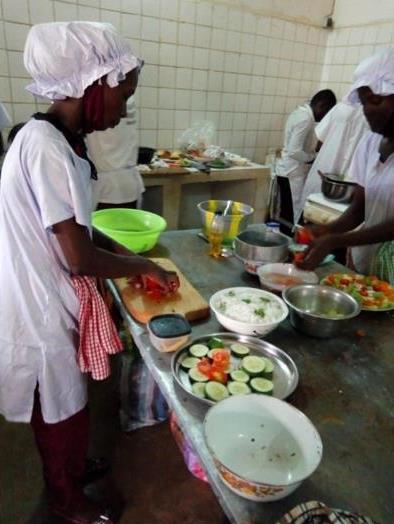 Mujeres de Chad aprenden cocina con monjas. 