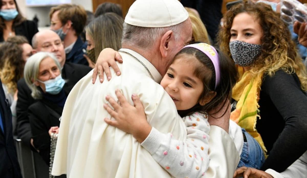 El Papa Francisco abraza a una niña