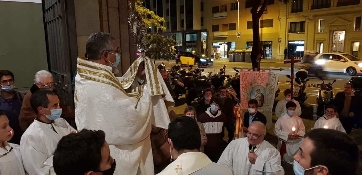 Adoración en la parroquia de Santa Teresita de Barcelona
