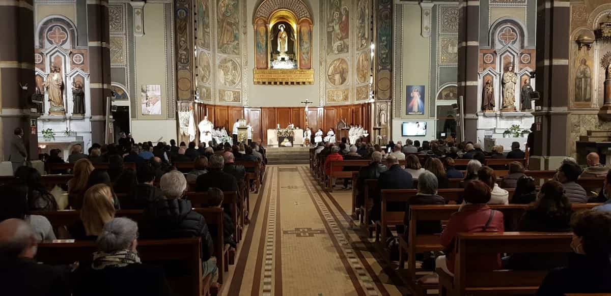 Adoración Eucarística en la parroquia de Santa Teresita en Barcelona