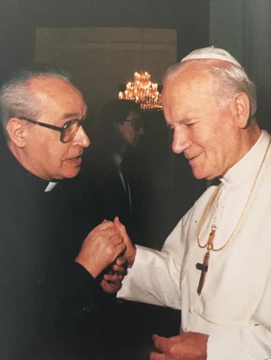 El padre Mendizábal saluda a Juan Pablo II