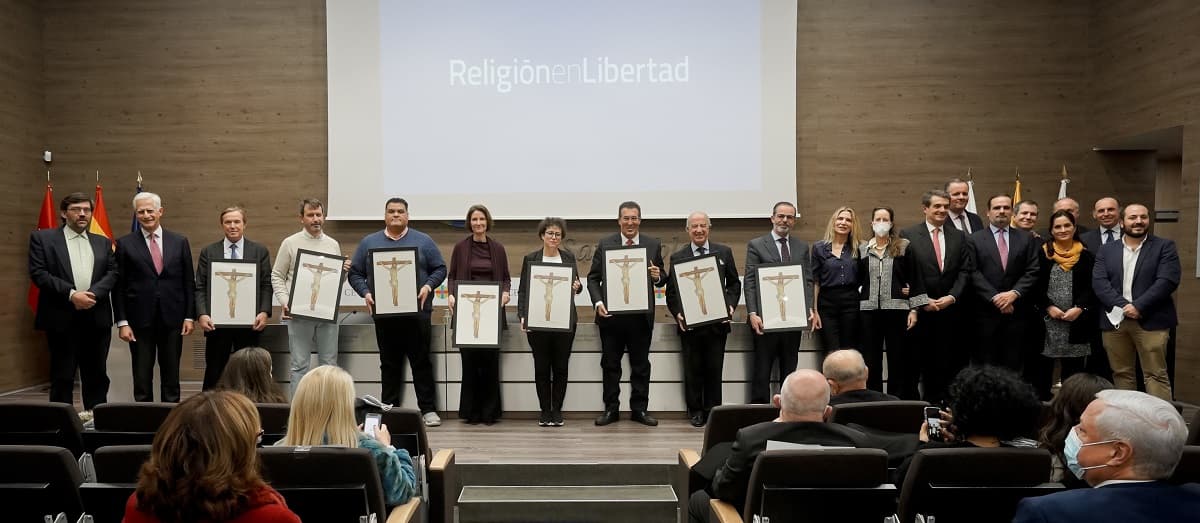 Los premiados y el equipo de Religión en Libertad