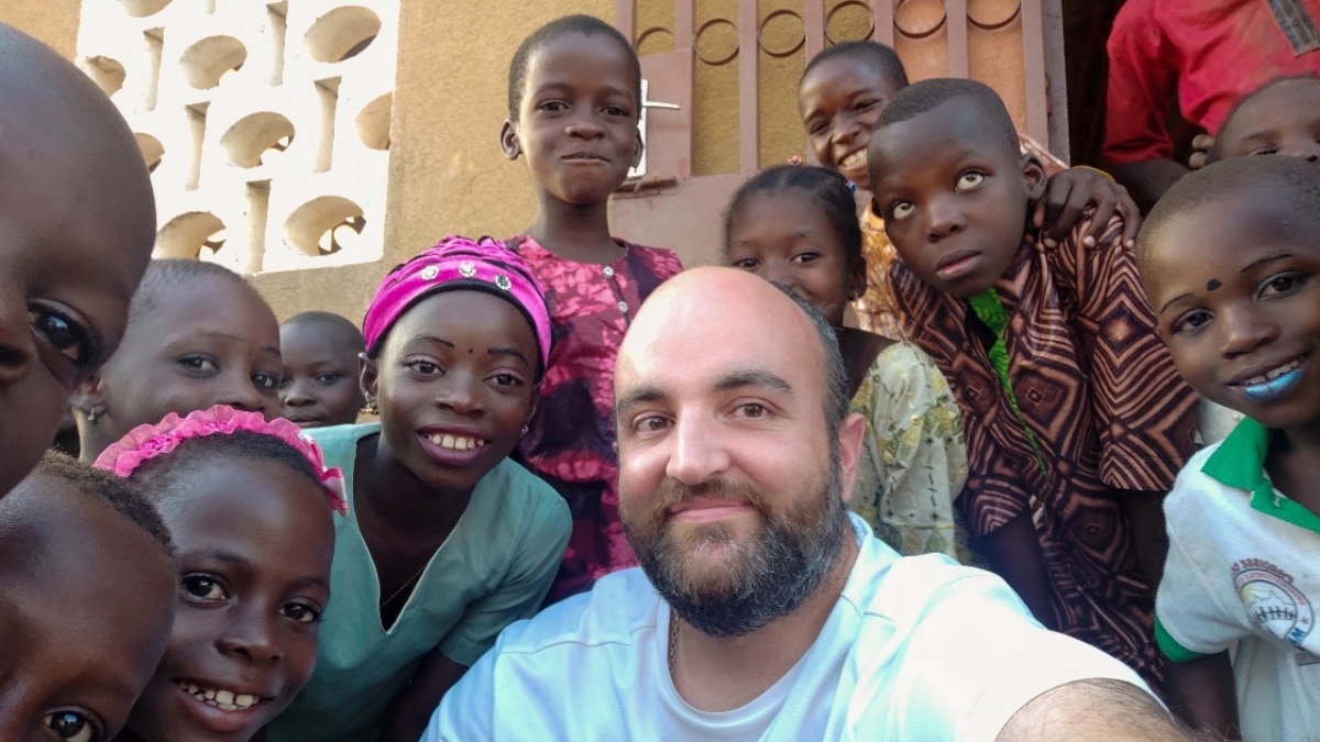 David Álvarez con niños de la misión de Benín. 