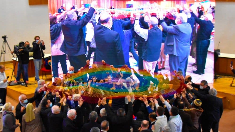 Obispos y miembros de la Asamblea Eclesial simbolizan el trabajo en red con una red de colores