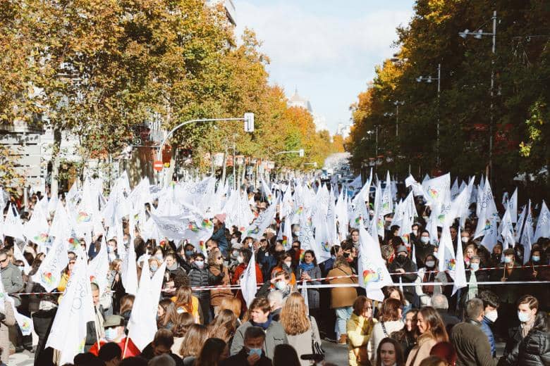 Miles de personas se manifestaron junto a la Puerta de Alcalá contra la eutanasia y el aborto