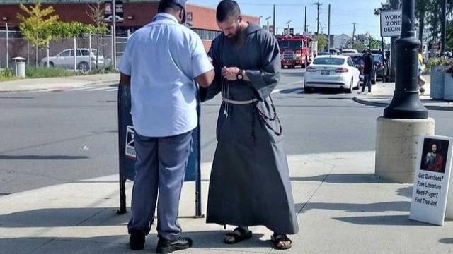 El hermano André, en su grupo de evangelización callejera en Detroit. 
