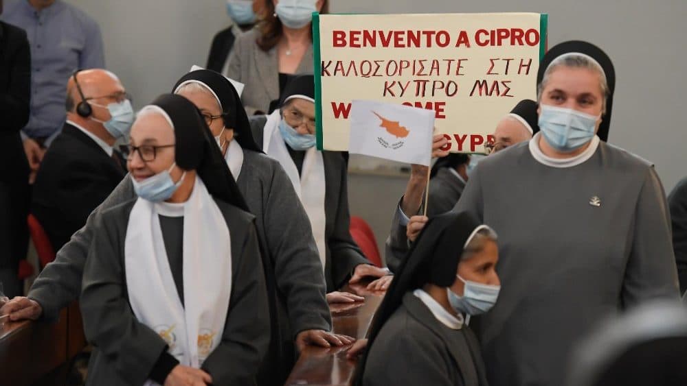 Religiosas recibiendo al Papa en Chipre. 