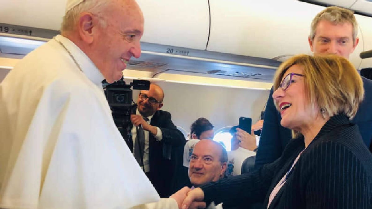 Eva Fernández saluda al Papa en uno de los viajes internacionales