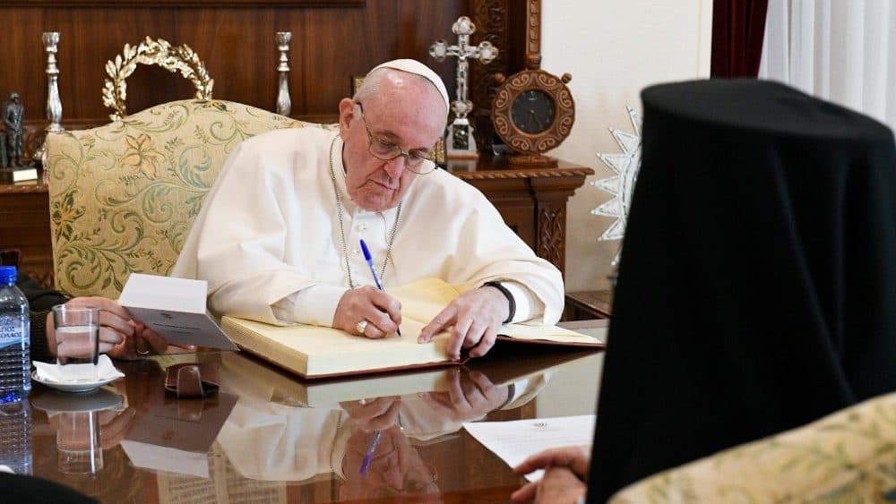Papa Francisco firmando el Libro de Honor en Chipre. 
