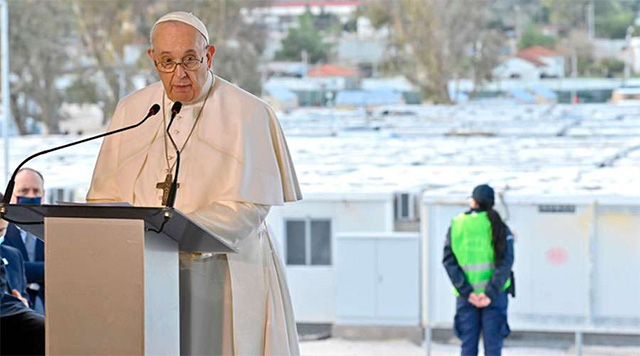 El Papa Francisco pronunciando su discurso en Mitilene
