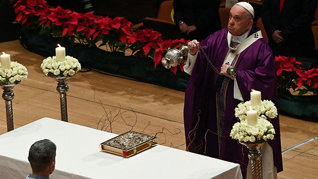 El Papa inciensa el altar durante la Misa en el Megaron Concert Hall, de Atenas