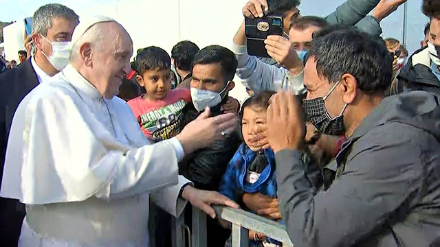 El Papa Francisco saluda a unos refugiados en Mitilene