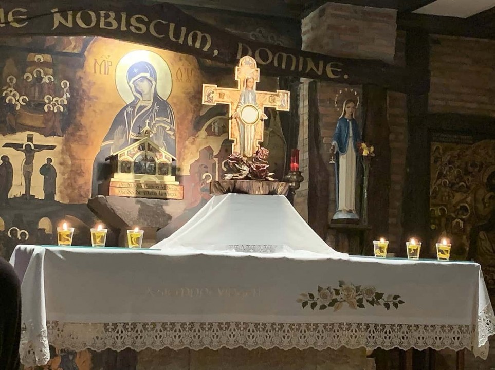 Adoración de Jesús Sacramentado en el oratorio de los Siervos del Hogar de la Madre (Cantabria, España).