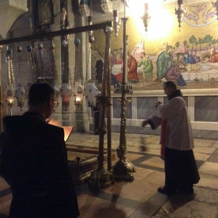 Los franciscanos rezan el oficio de la tarde en la piedra de la unción 