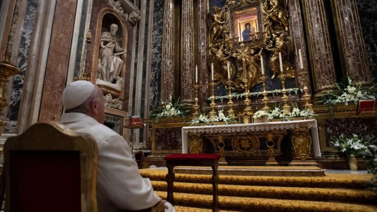 Antes de las 7 de la mañana el Papa rezaba ante la Virgen Salus Populi Romani en Santa María la Mayor