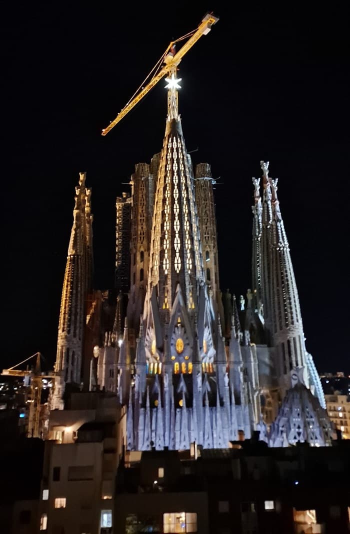 La estrella ya luce en la torre de María de la Sagrada Familia de Barcelona