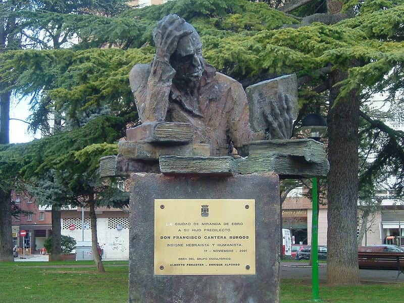 Escultura del hebraísta Francisco Cantera Burgos en Miranda de Ebro, su ciudad natal