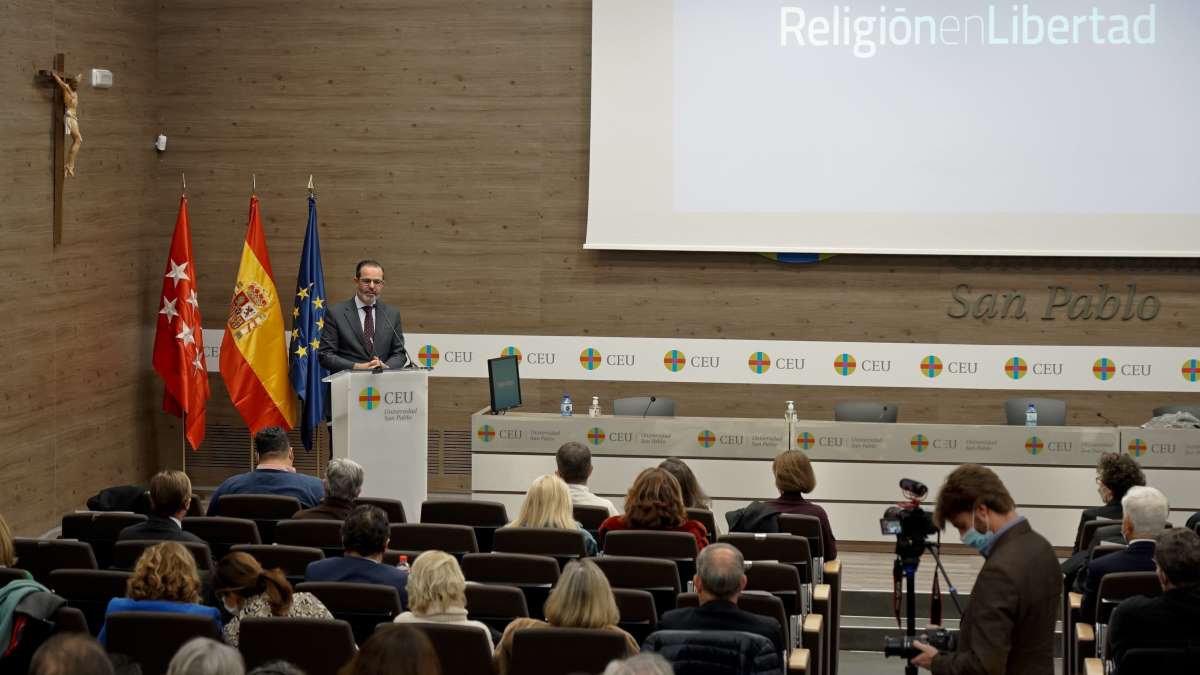 Pablo Siegrist recibiendo el premio Religión en Libertad. 