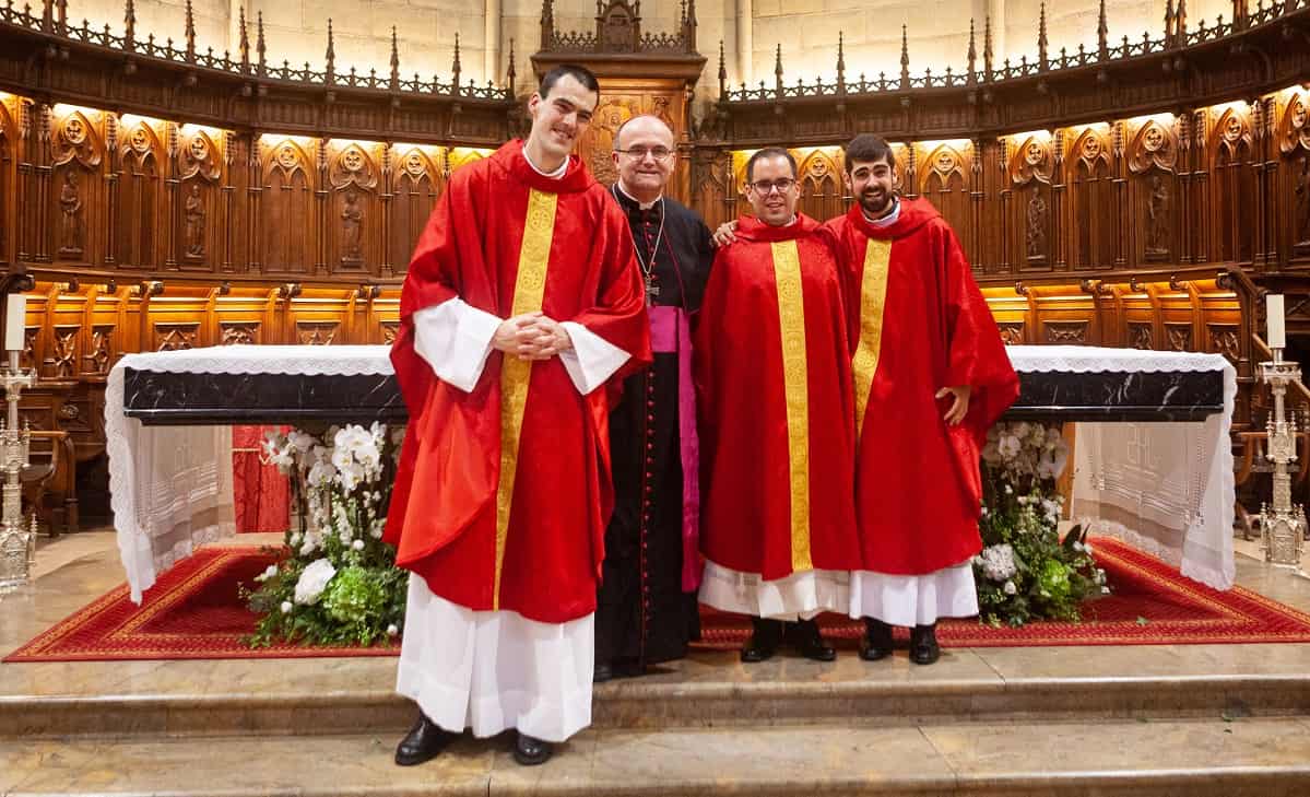 Munilla con los tres nuevos sacerdotes ordenados en 2020