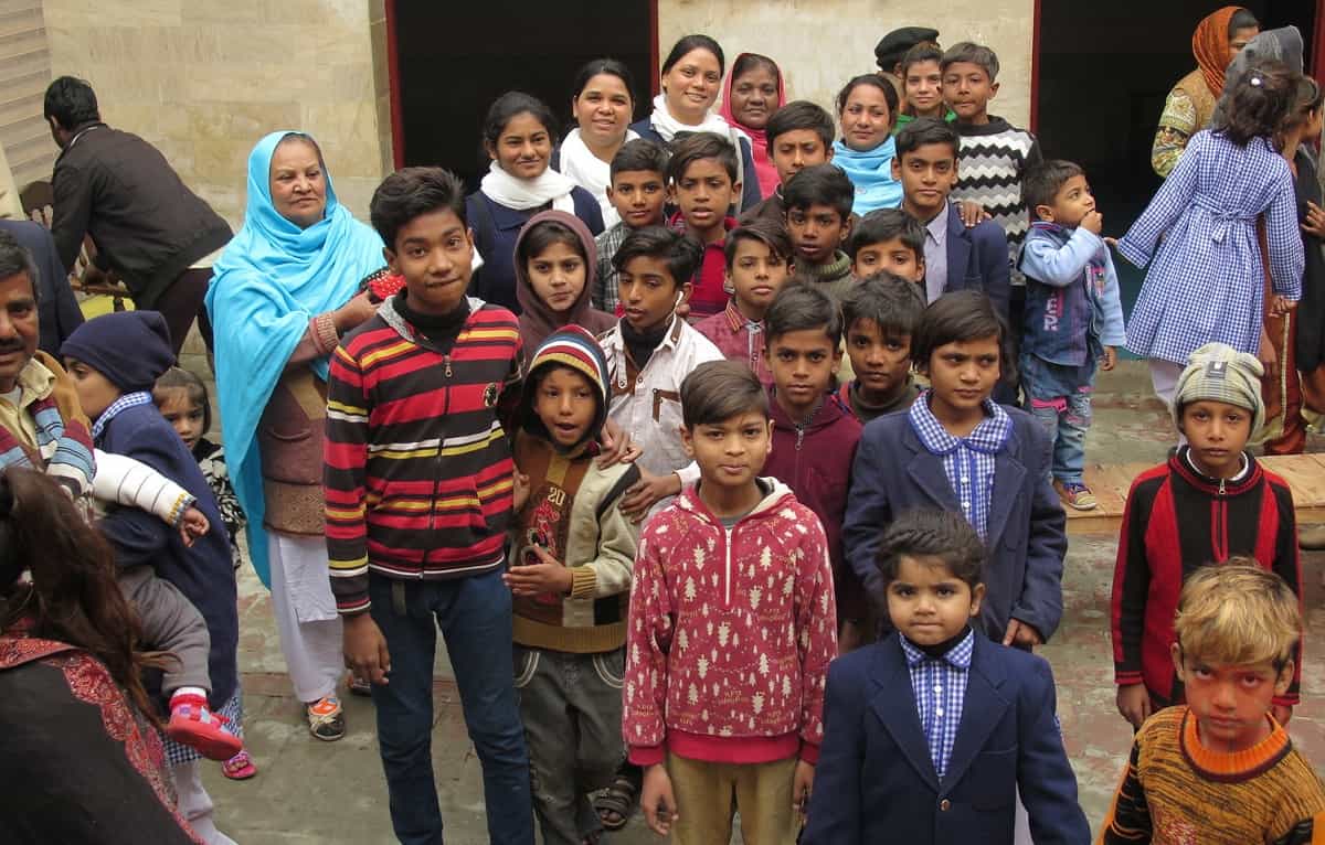 Las religiosas paulinas, con niños de Pakistán
