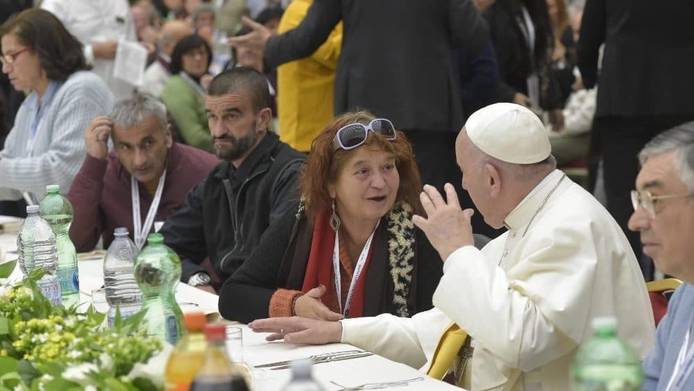 El Papa Francisco, comiendo con pobres de Roma