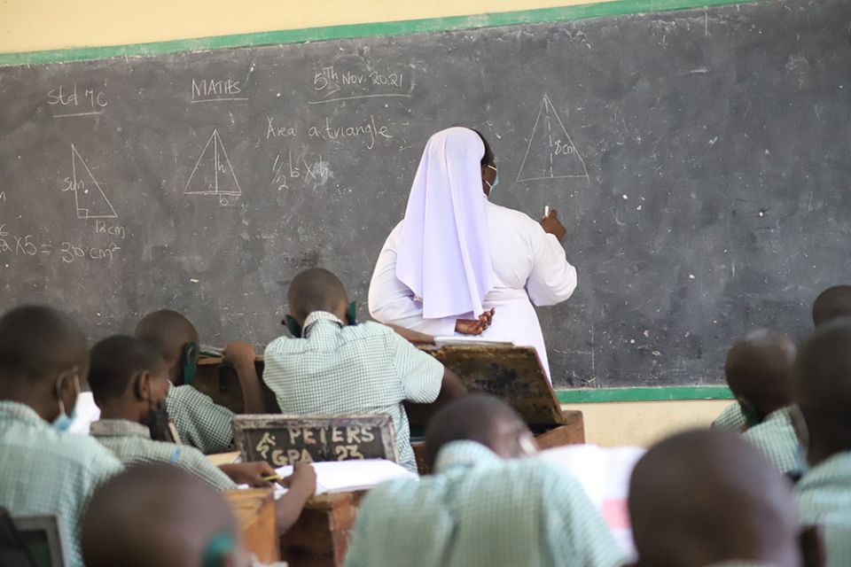 La hermana Anne Onyancha dando clases.