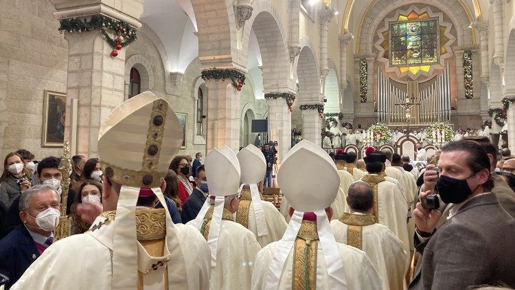 Pizzaballa con sus obispos auxiliares y otros obispos católicos en la Nochebuena de Belén de 2021