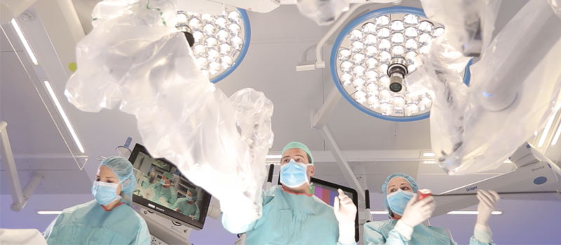 Cirujanos se preparan para una operación