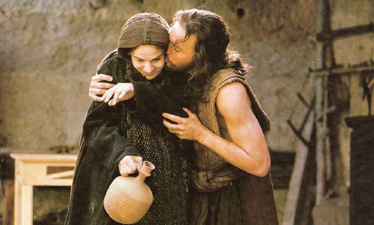 Fotograma de La Pasión de Cristo, en la que Jesús se muestra cariñoso con su madre antes de iniciar su vida pública
