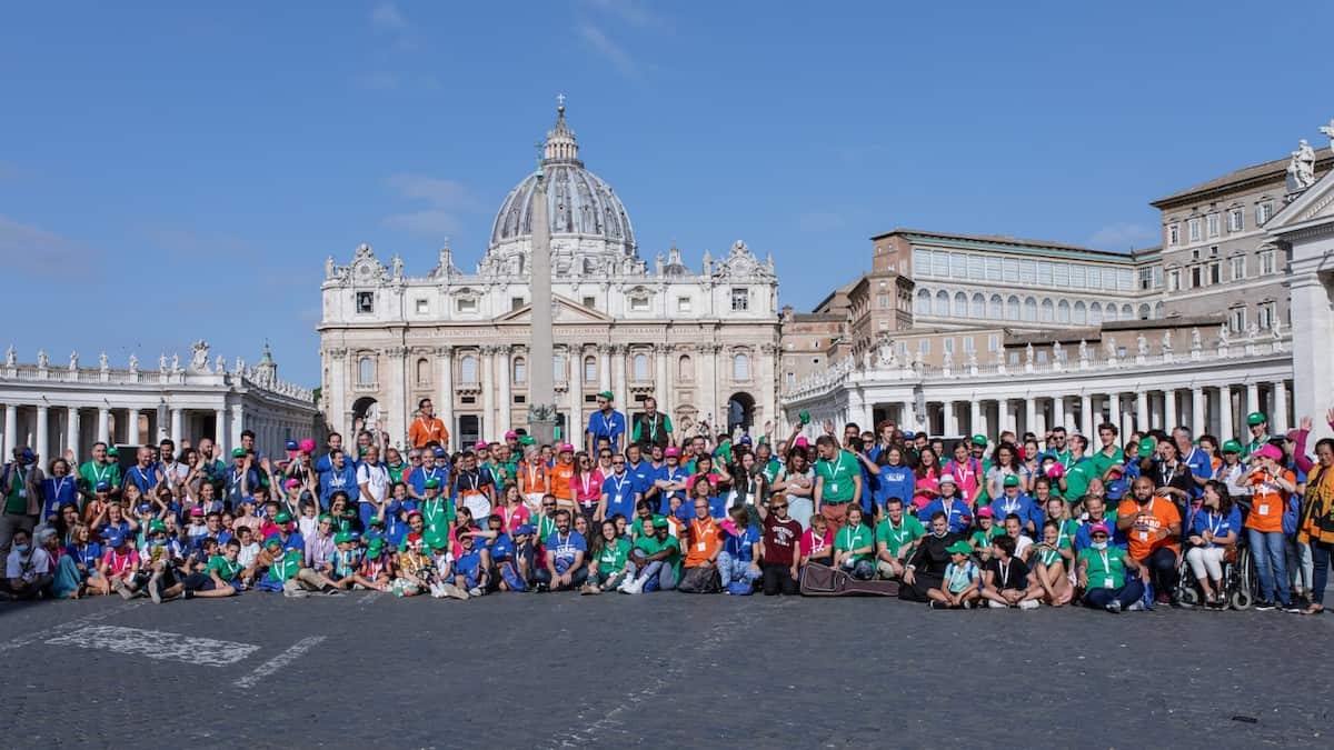 Foto de grupo de Hogares Lázaro en el Vaticano.