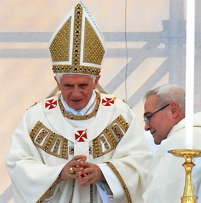 Monseñor Luigi Negri junto a Benedicto XVI. 