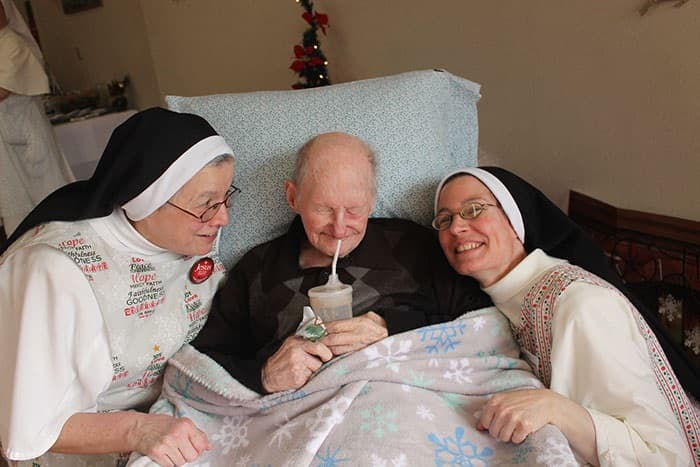 Dos hermanas dominicas con un enfermo
