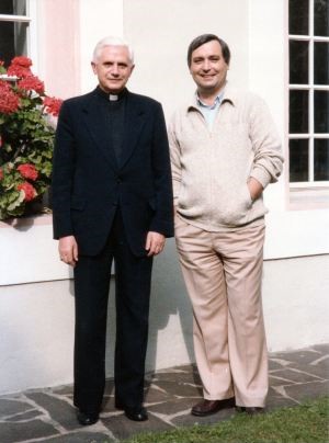El cardenal Joseph Ratzinger con el periodista Vittorio Messori.