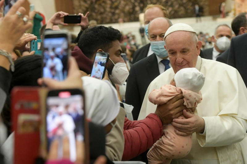 Papa Francisco con un bebé durante la audiencia del 5 de enero de 2022. 