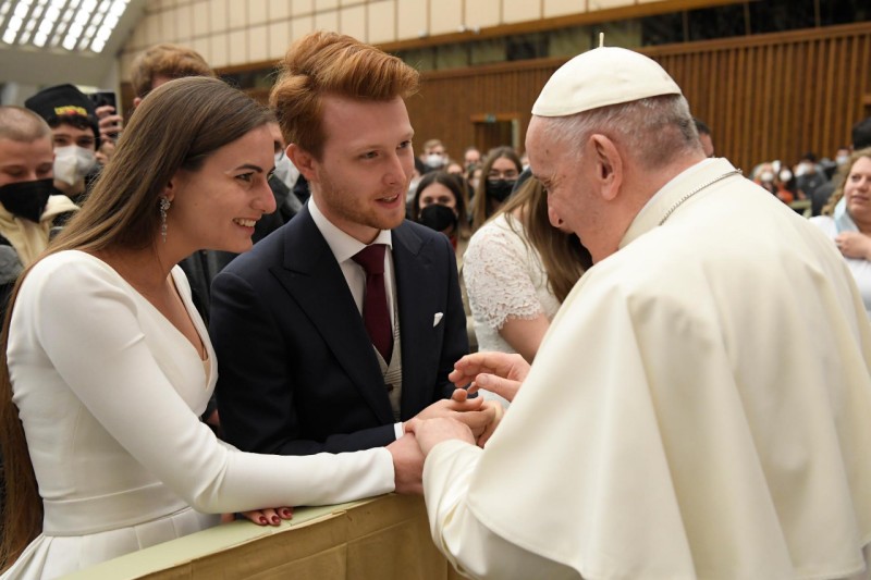 Papa Francisco con un matrimonio. 
