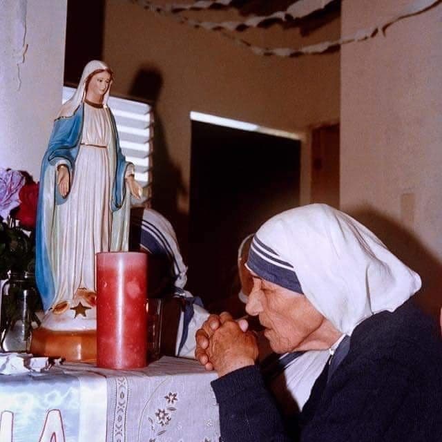 Santa Teresa de Calcuta rezando a la Virgen