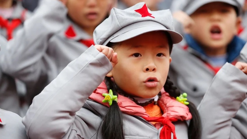 Una niña en la escuela de China. 