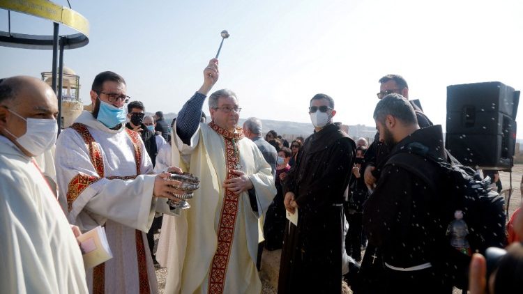 Francesco Patton, el Custodio franciscano, en la misa del Bautismo del Señor, junto al Jordán, en 2021