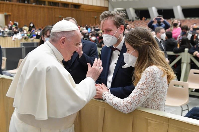 El Papa bendice a unos jóvenes esposos