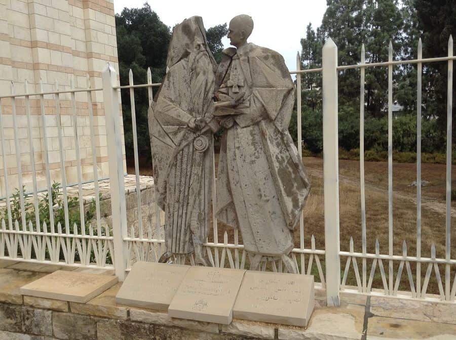 Estatua en Nazaret que conmemora el encuentro entre Pablo VI y el patriarca Atenágoras en 1964