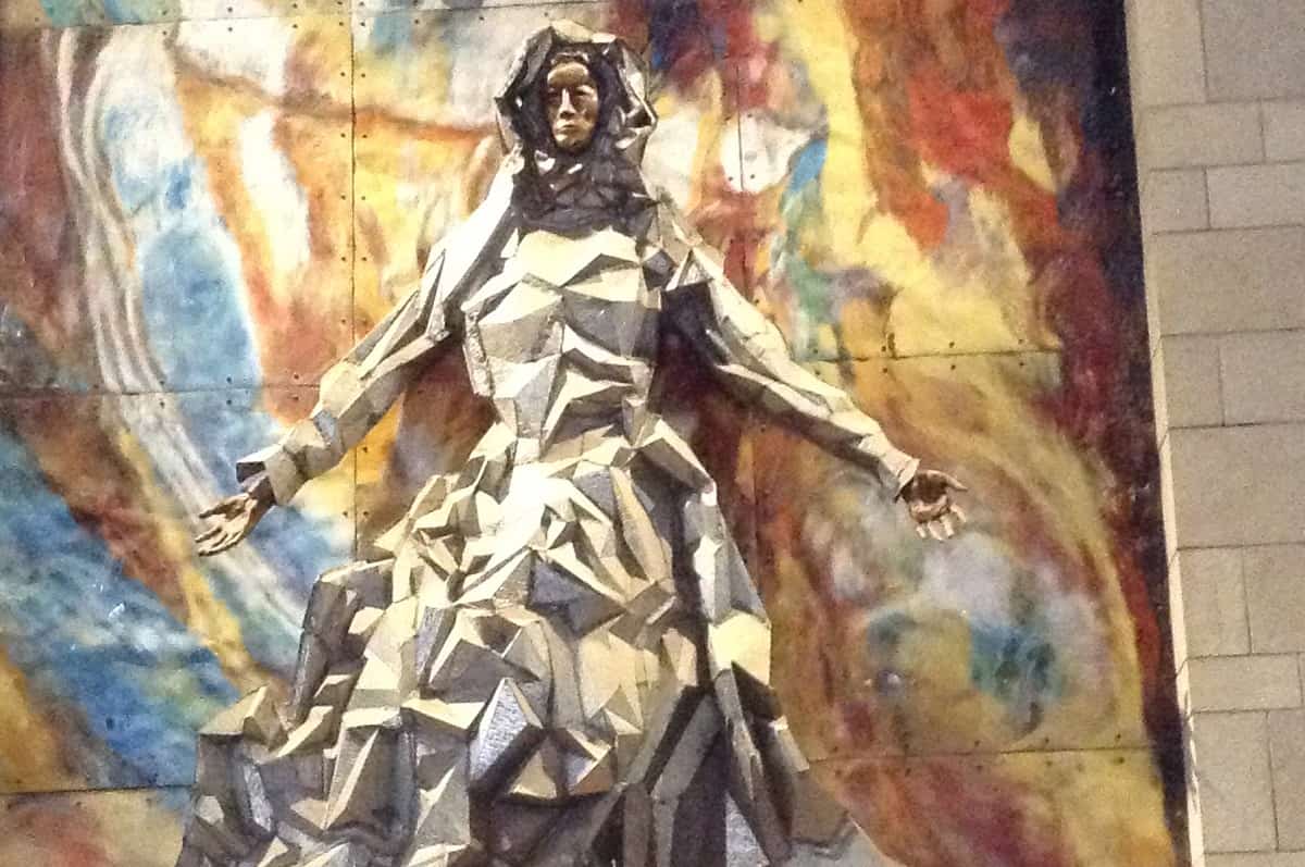 La Virgen como la mujer vestida de sol del Apocalipsis en la basílica de la Anunciación, en Nazaret