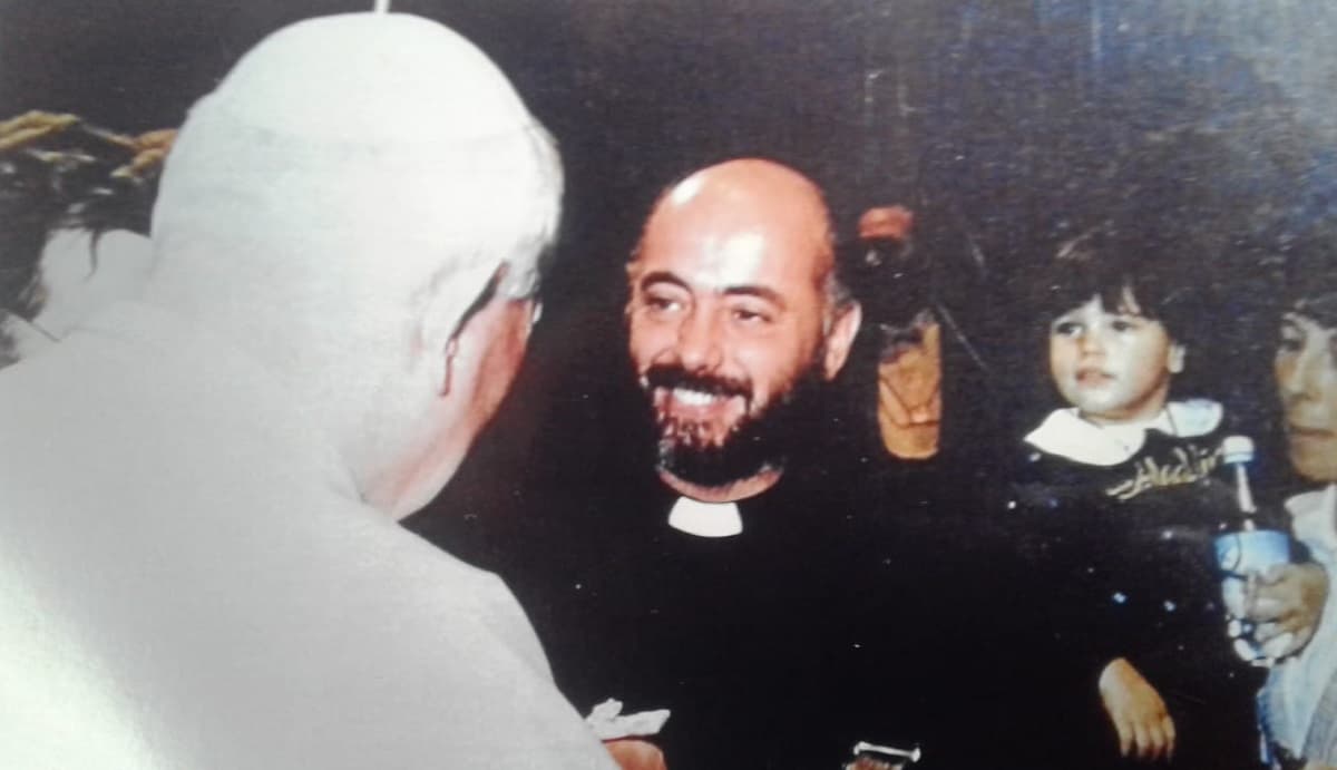 José Manuel Santos, con San Juan Pablo II cuando fue enviado a la misión en 1994