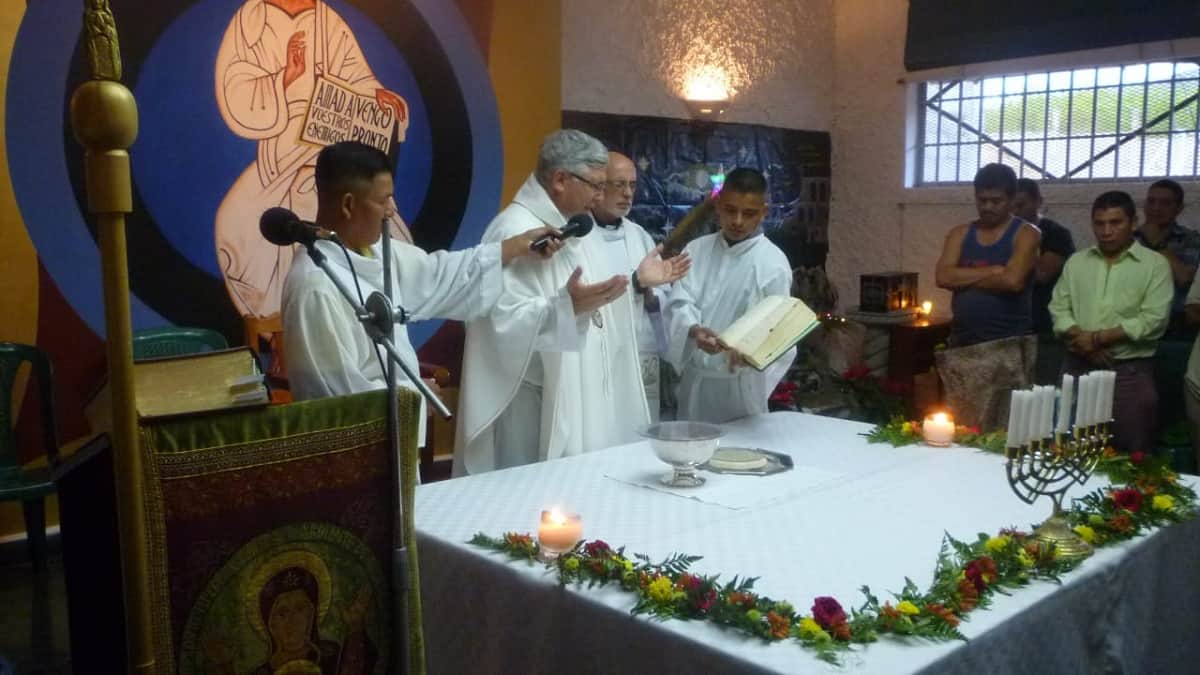 Celebración de la Nochebuena en la nueva capilla de la cárcel con obispo Ángel Antonio Recinos.